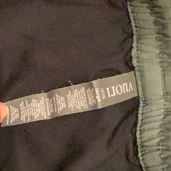 Vuori size large Lightweight, ultra stretch performance woven facbric - Picture 5 of 7